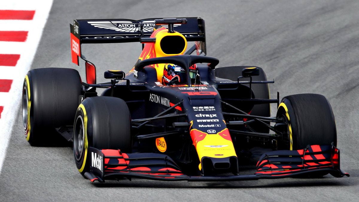 Pierre Gasly v novém voze Red Bull RB15 - Honda při druhém dni testů v Barceloně