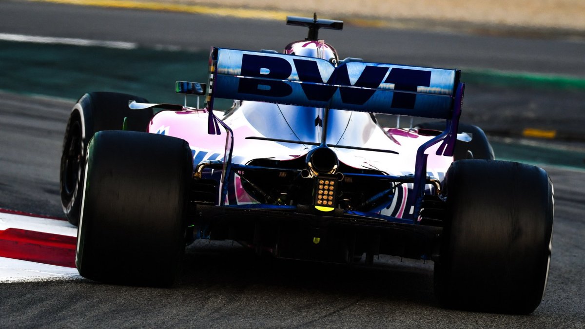 Lance Stroll v novém voze Racing Point RP19 při druhém dni testů v Barceloně