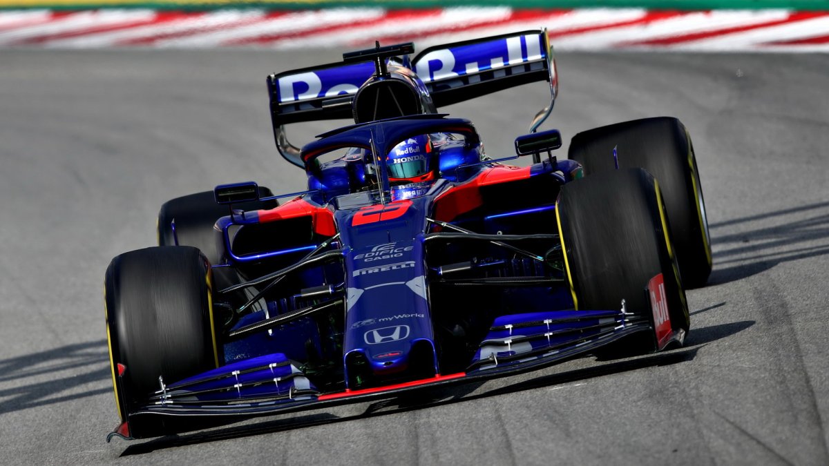 Alexander Algon v novém voze Toro Rosso STR14 - Honda při druhém dni testů v Barceloně