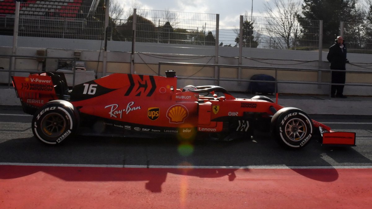 Charles Leclerc v novém voze Ferrari SF90 při druhém dni testů v Barceloně