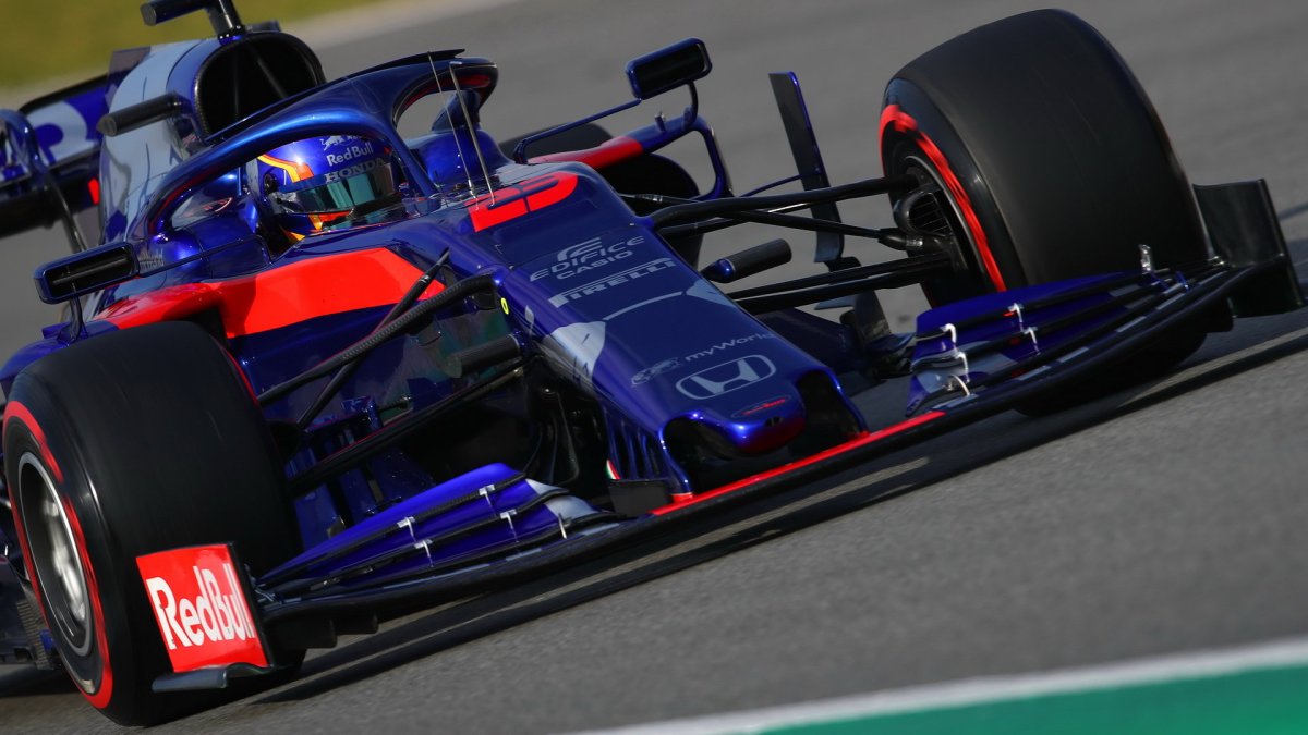 Alexander Algon v novém voze Toro Rosso STR14 - Honda při druhém dni testů v Barceloně