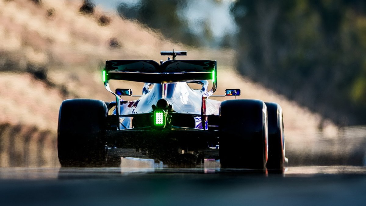 Alexander Algon v novém voze Toro Rosso STR14 - Honda při druhém dni testů v Barceloně