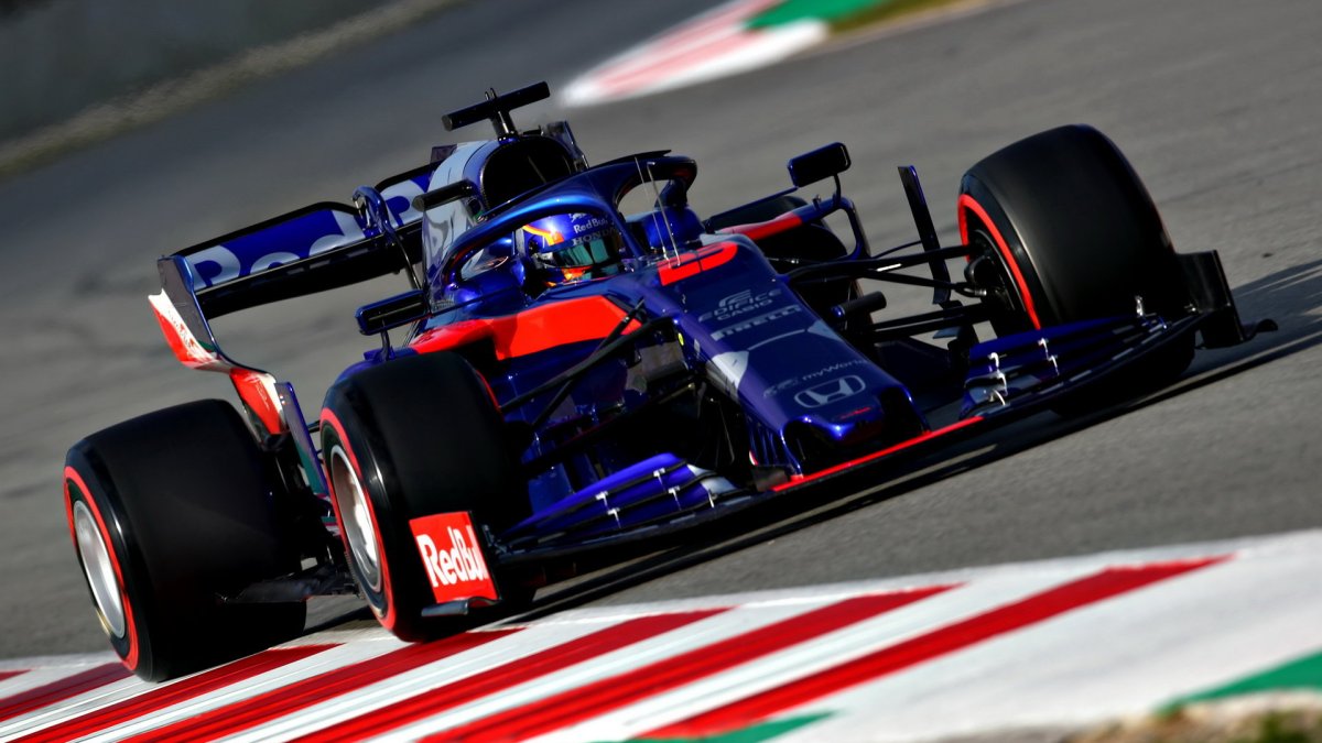 Alexander Algon v novém voze Toro Rosso STR14 - Honda při druhém dni testů v Barceloně