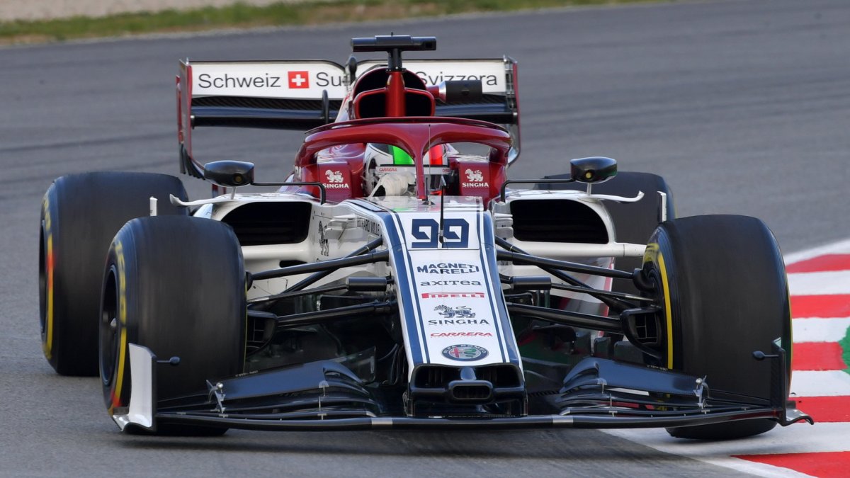 Antonio Giovinazzi v novém voze Alfa Romeo C38 při druhém dni testů v Barceloně