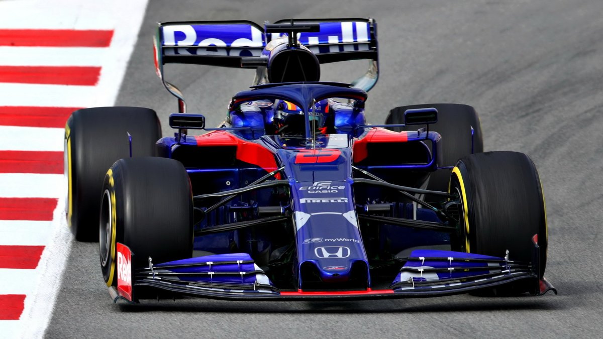 Alexander Algon v novém voze Toro Rosso STR14 - Honda při druhém dni testů v Barceloně