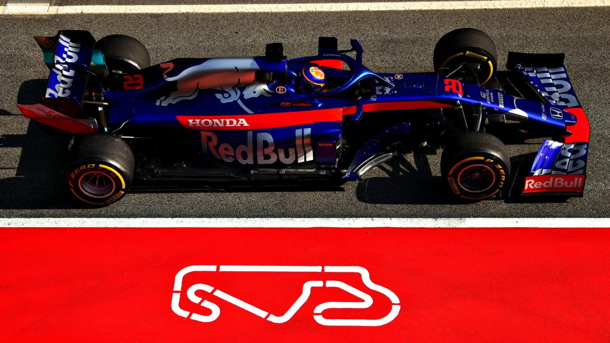 Alexander Algon v novém voze Toro Rosso STR14 - Honda při druhém dni testů v Barceloně
