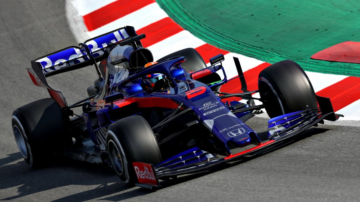 Alexander Algon v novém voze Toro Rosso STR14 - Honda při druhém dni testů v Barceloně