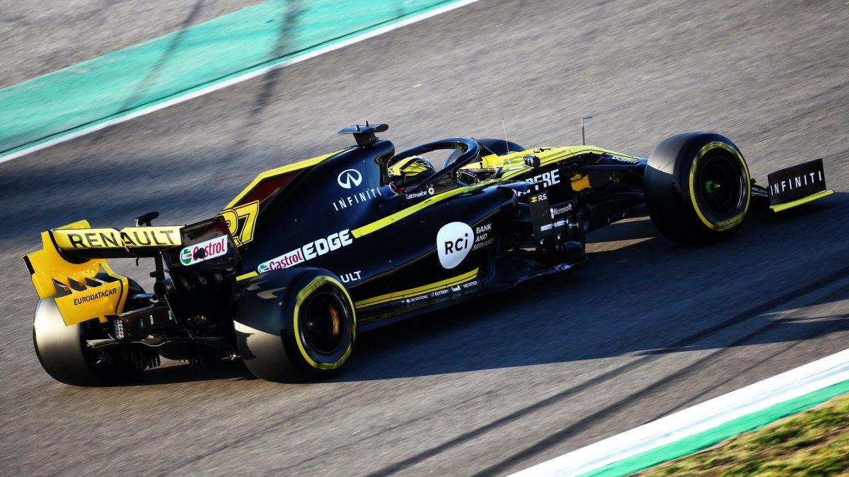 Nico Hülkenberg v novém voze Renault RS19 při testech v Barceloně