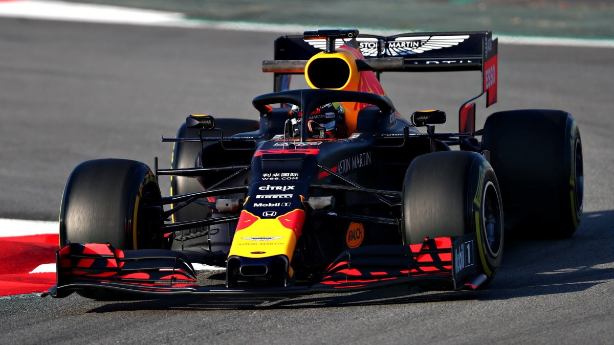 Max Verstappen v novém voze Red Bull RB15 - Honda při testech v Barceloně