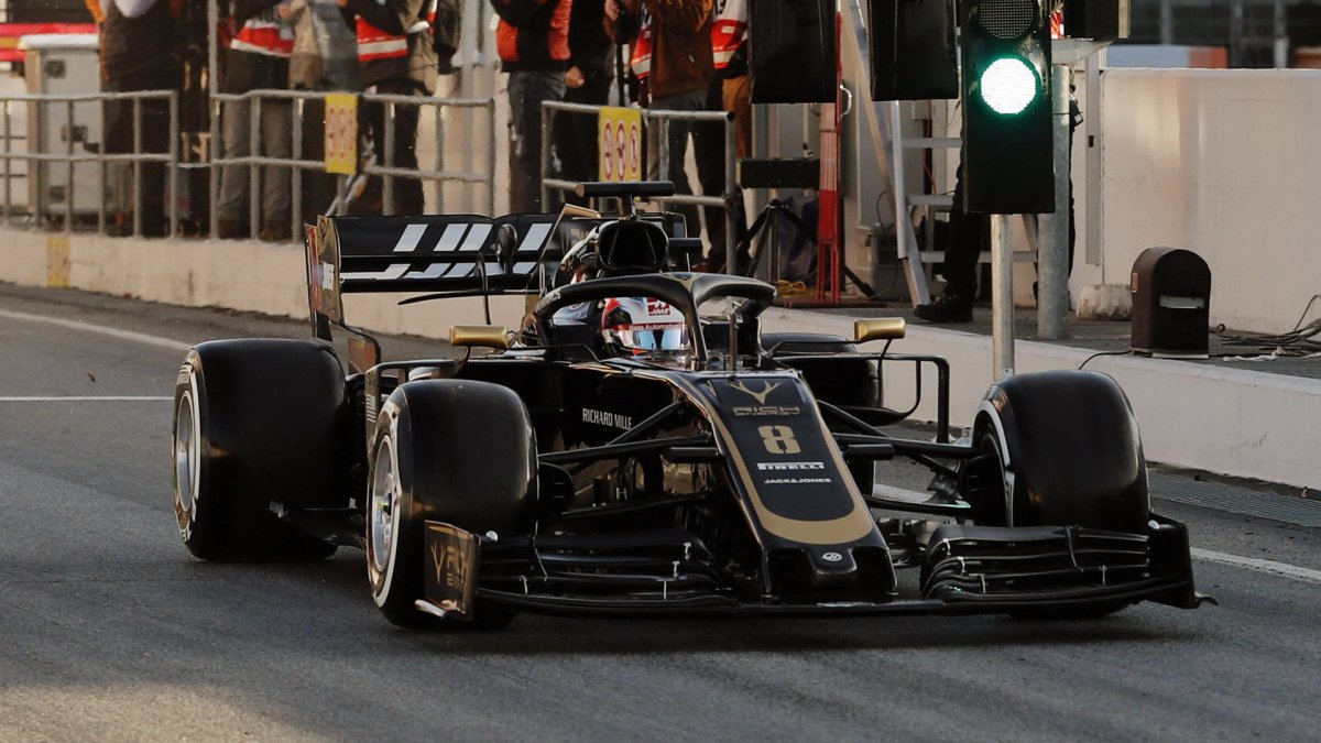 Romain Grosjean v novém voze Haas VF-19 Ferrari při testech v Barceloně