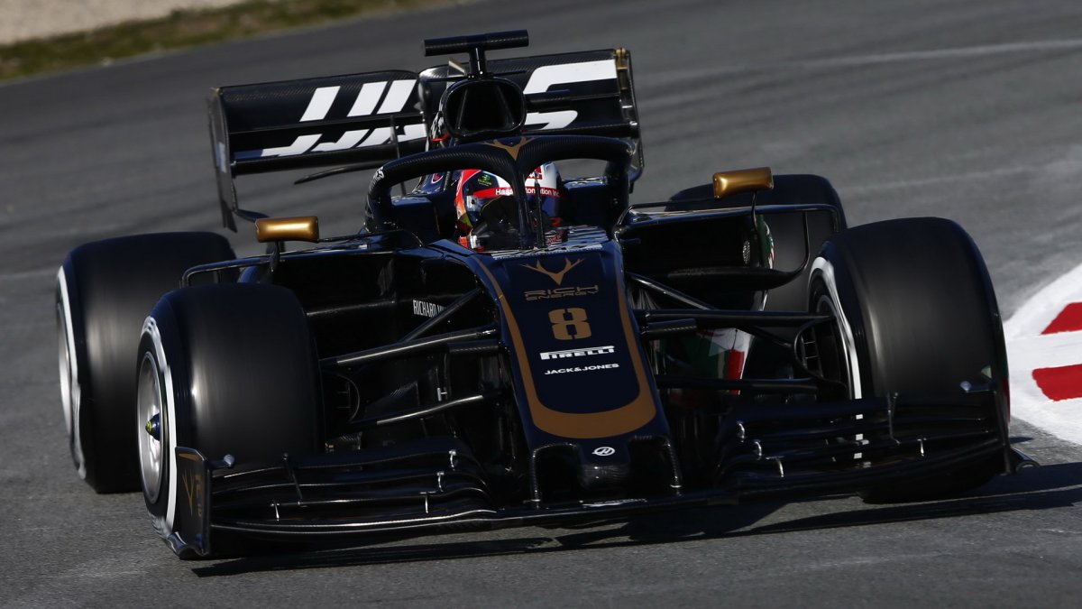 Romain Grosjean v novém voze Haas VF-19 Ferrari při testech v Barceloně