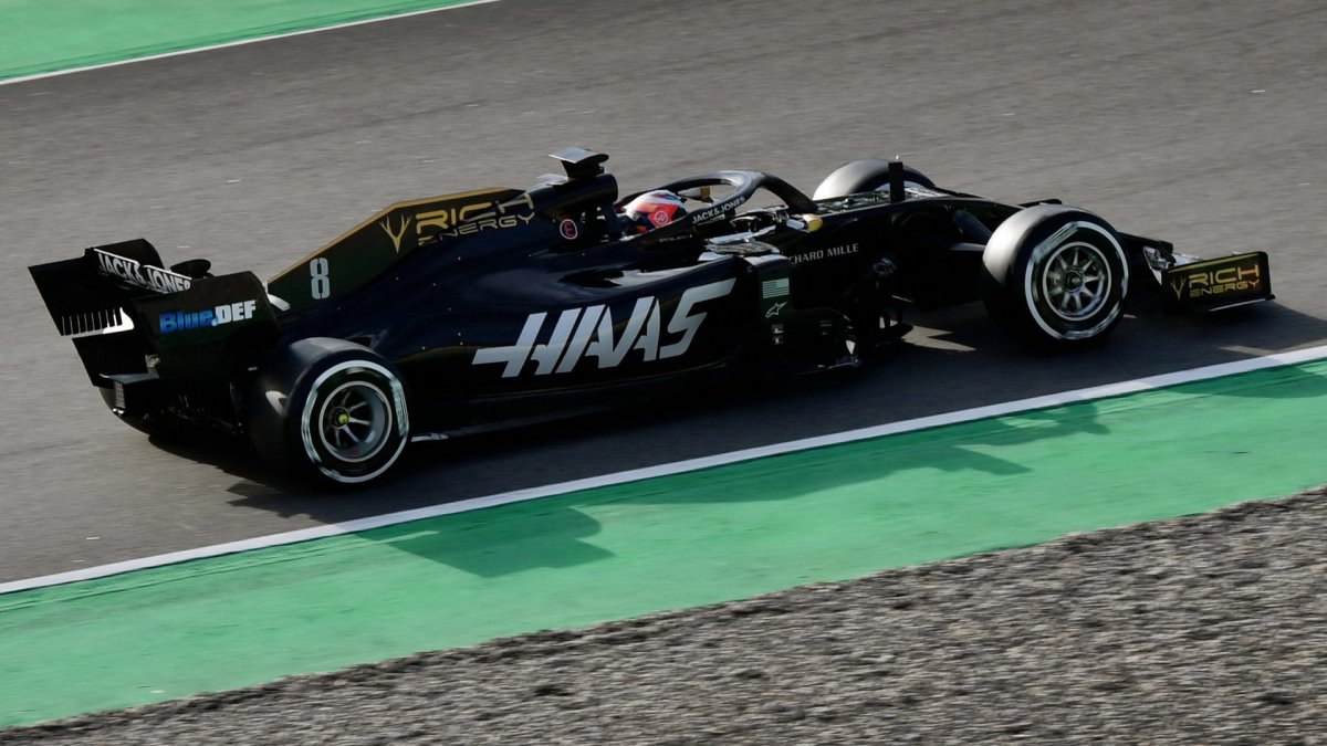 Romain Grosjean v novém voze Haas VF-19 Ferrari při testech v Barceloně