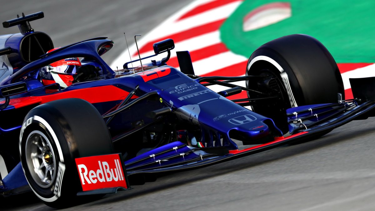 Daniil Kvjat v novém voze Toro Rosso STR14 - Honda při testech v Barceloně