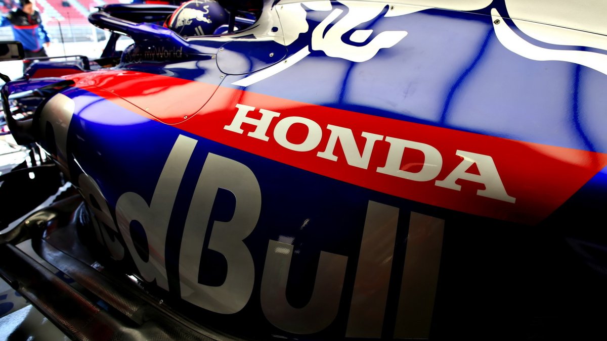 Daniil Kvjat v novém voze Toro Rosso STR14 - Honda při testech v Barceloně