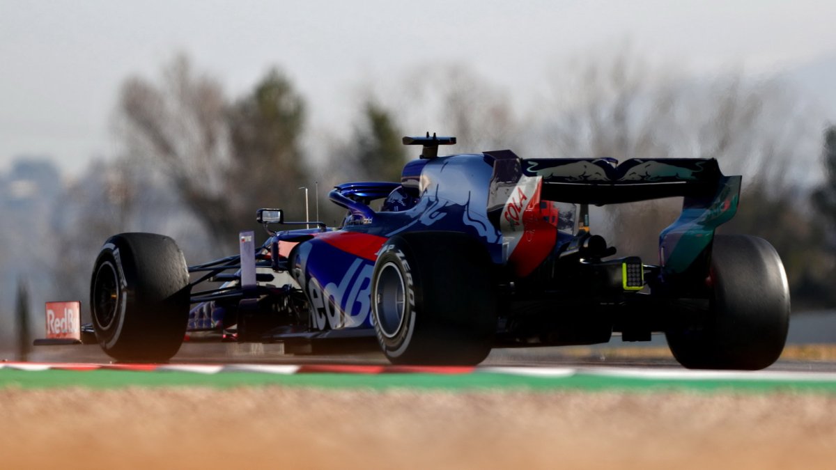 Daniil Kvjat v novém voze Toro Rosso STR14 - Honda při testech v Barceloně