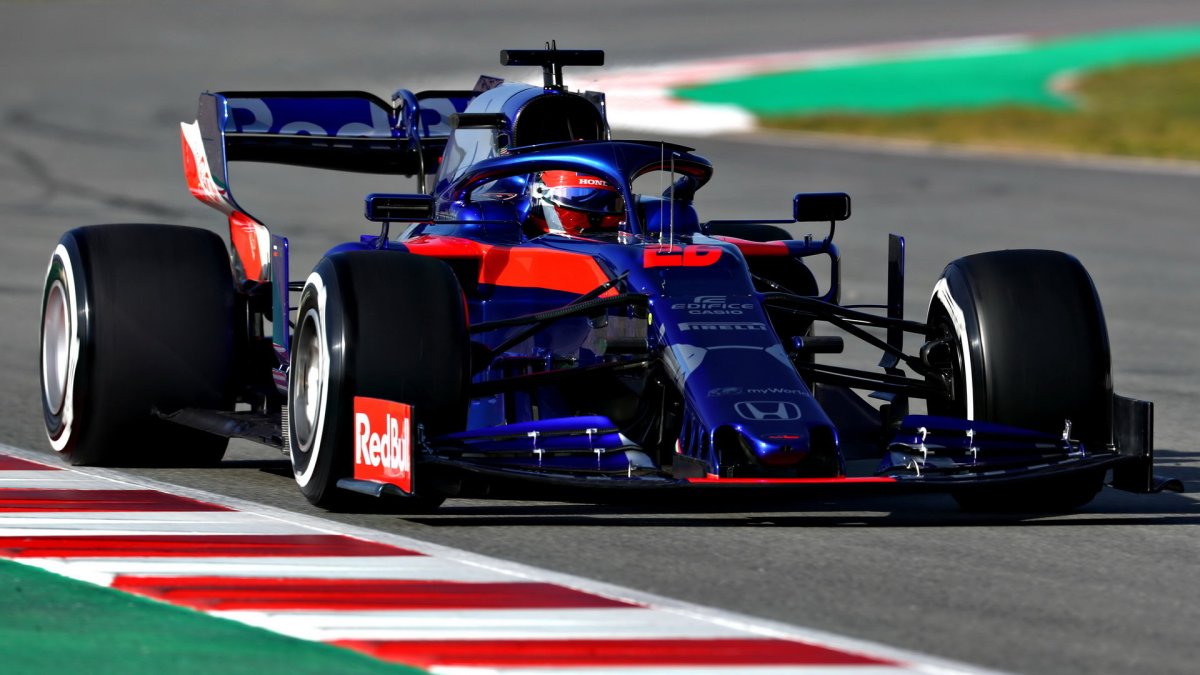 Daniil Kvjat v novém voze Toro Rosso STR14 - Honda při testech v Barceloně