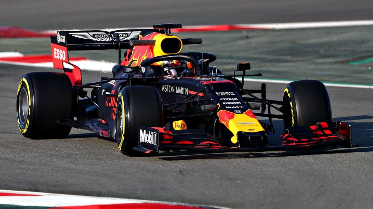 Verstappen s Red Bullem RB15 v Barceloně
