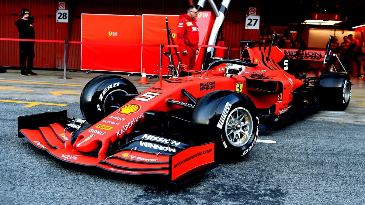Sebastian Vettel v novém voze Ferrari SF90 při testech v Barceloně