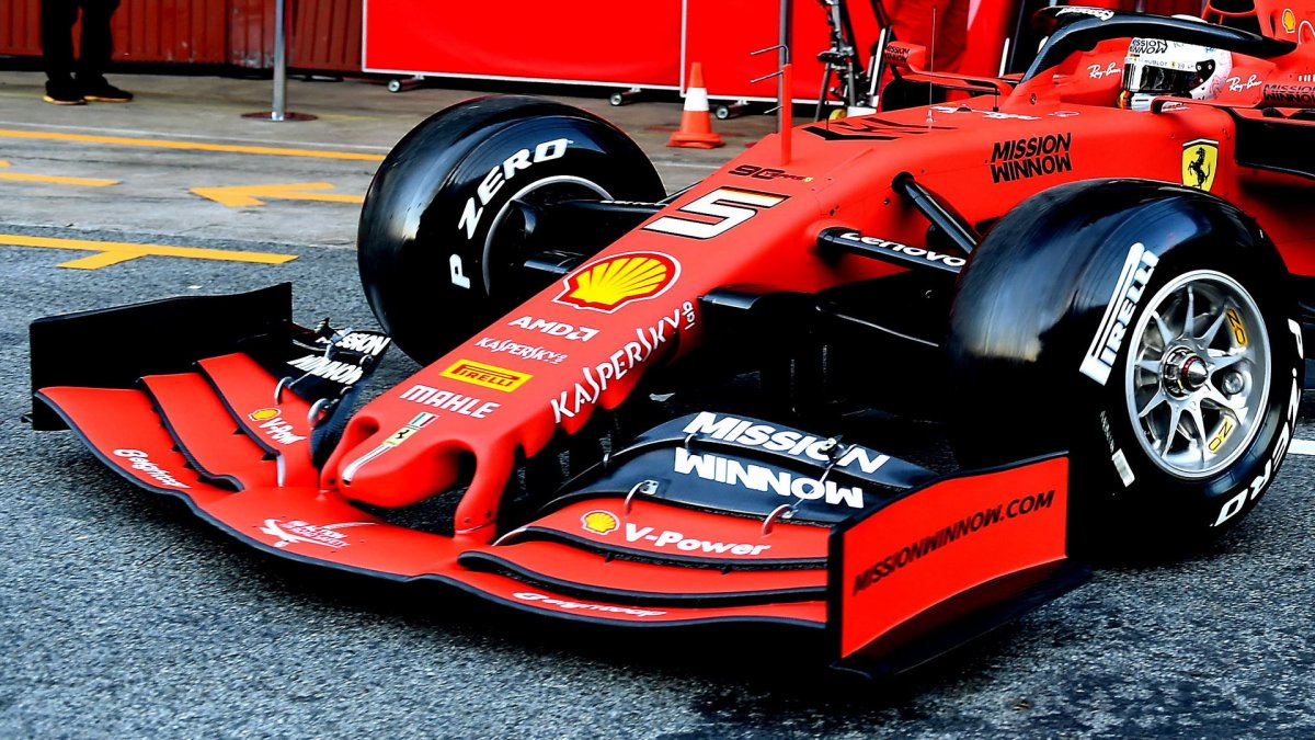 Sebastian Vettel v novém voze Ferrari SF90 při testech v Barceloně