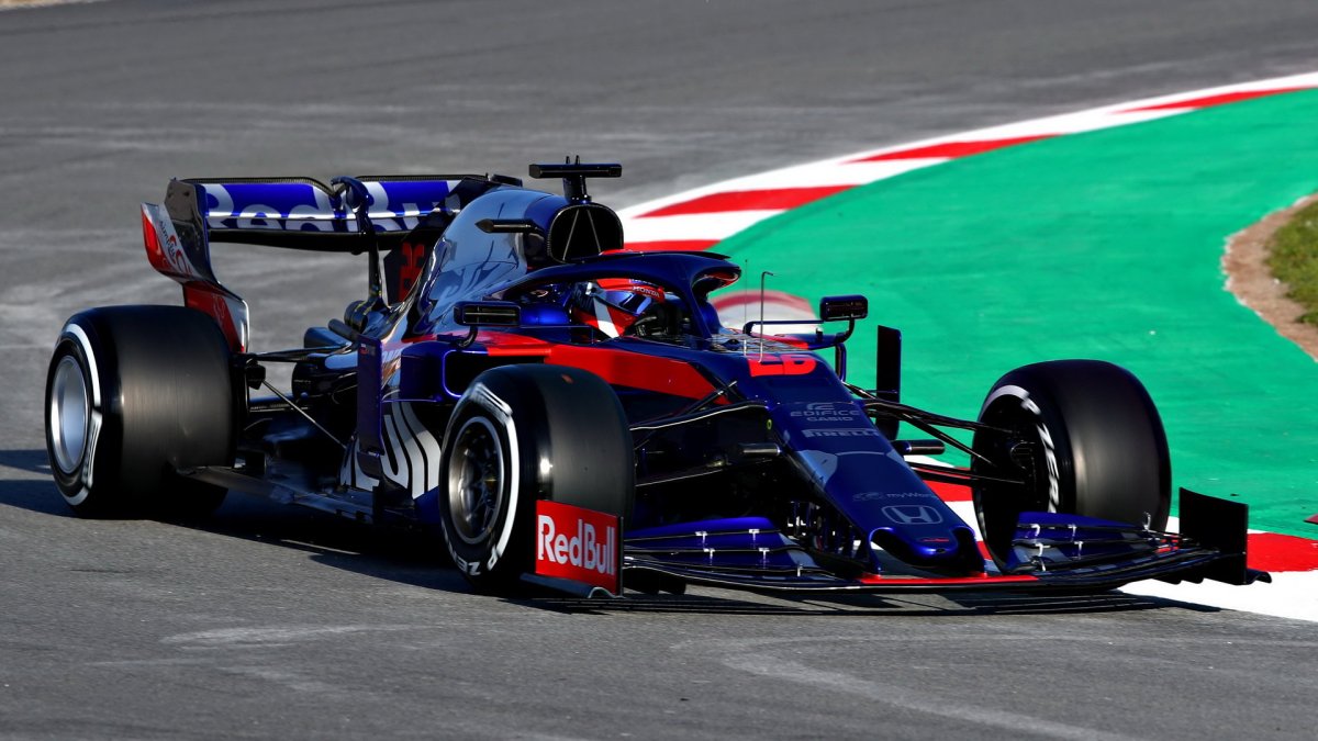 Daniil Kvjat v novém voze Toro Rosso STR14 - Honda při testech v Barceloně