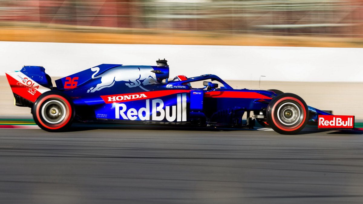 Daniil Kvjat v novém voze Toro Rosso STR14 - Honda při testech v Barceloně