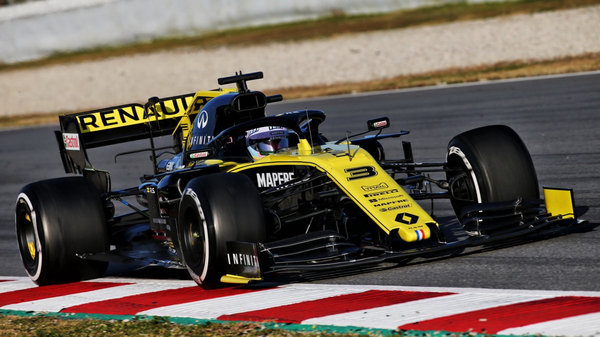 Daniel Ricciardo v novém voze Renault RS19 při testech v Barceloně