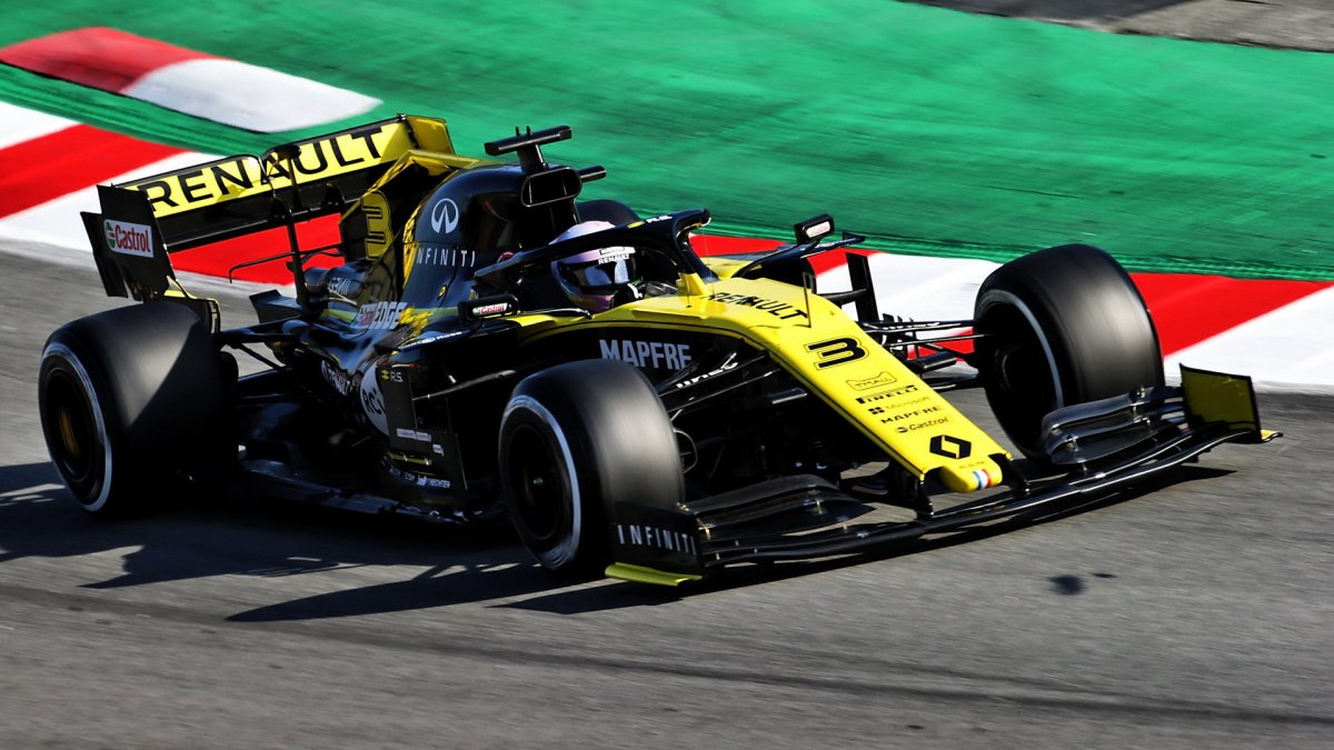 Daniel Ricciardo v novém voze Renault RS19 při testech v Barceloně