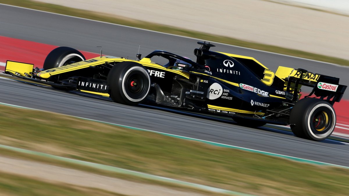 Daniel Ricciardo v novém voze Renault RS19 při testech v Barceloně