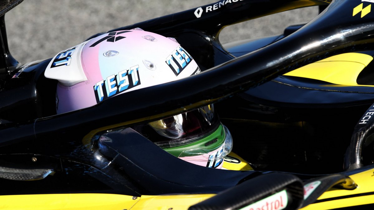 Daniel Ricciardo v novém voze Renault RS19 při testech v Barceloně