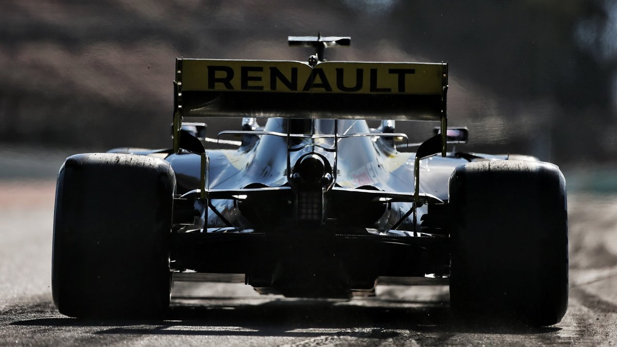 Daniel Ricciardo v novém voze Renault RS19 při testech v Barceloně