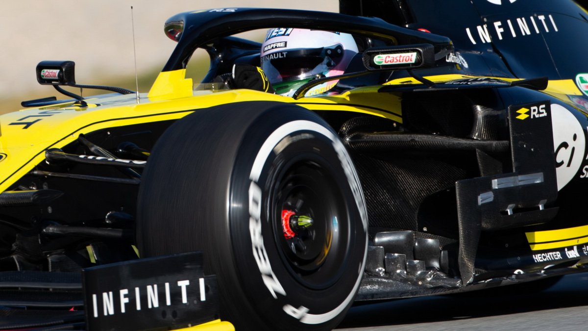 Daniel Ricciardo v novém voze Renault RS19 při testech v Barceloně