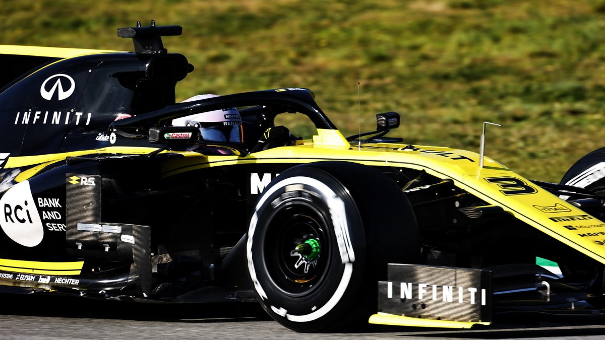 Daniel Ricciardo v novém voze Renault RS19 při testech v Barceloně