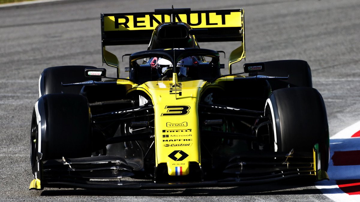 Daniel Ricciardo v novém voze Renault RS19 při testech v Barceloně