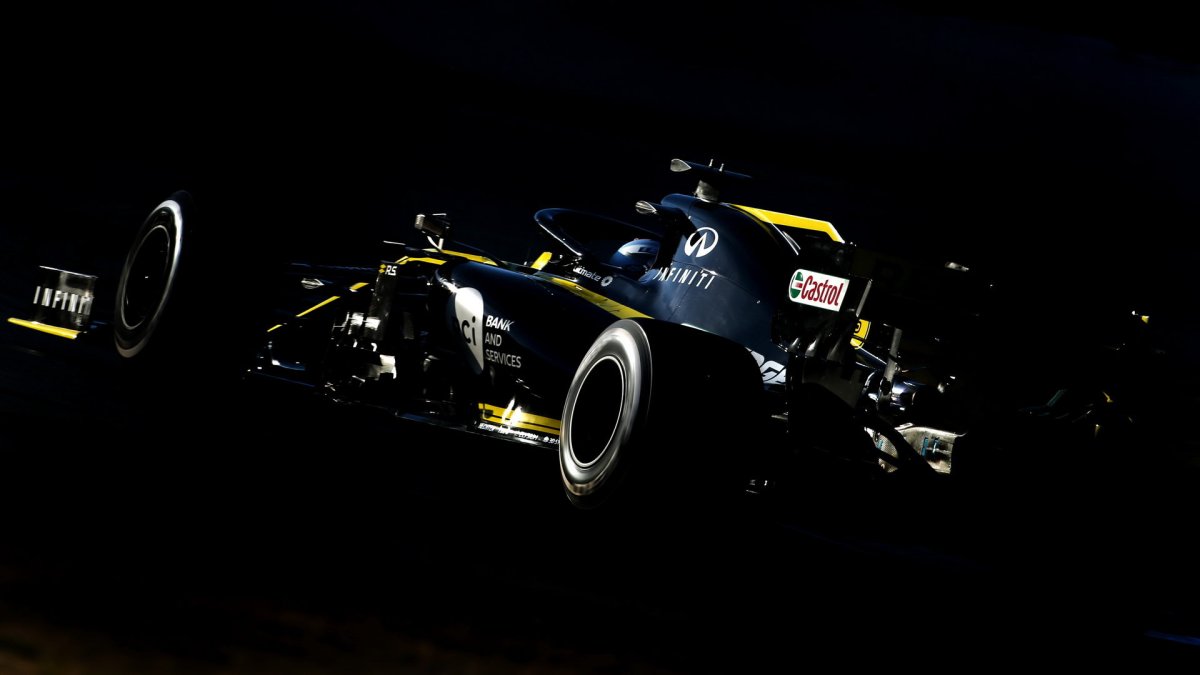Daniel Ricciardo v novém voze Renault RS19 při testech v Barceloně