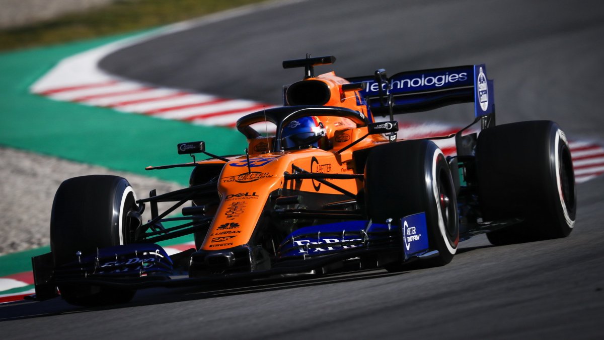 Carlos Sainz v novém voze RMcLaren MCL34 - Renault při testech v Barceloně