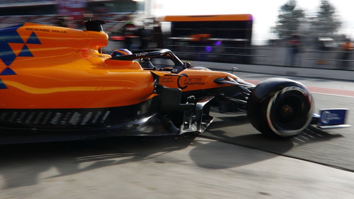 Carlos Sainz v novém voze RMcLaren MCL34 - Renault při testech v Barceloně
