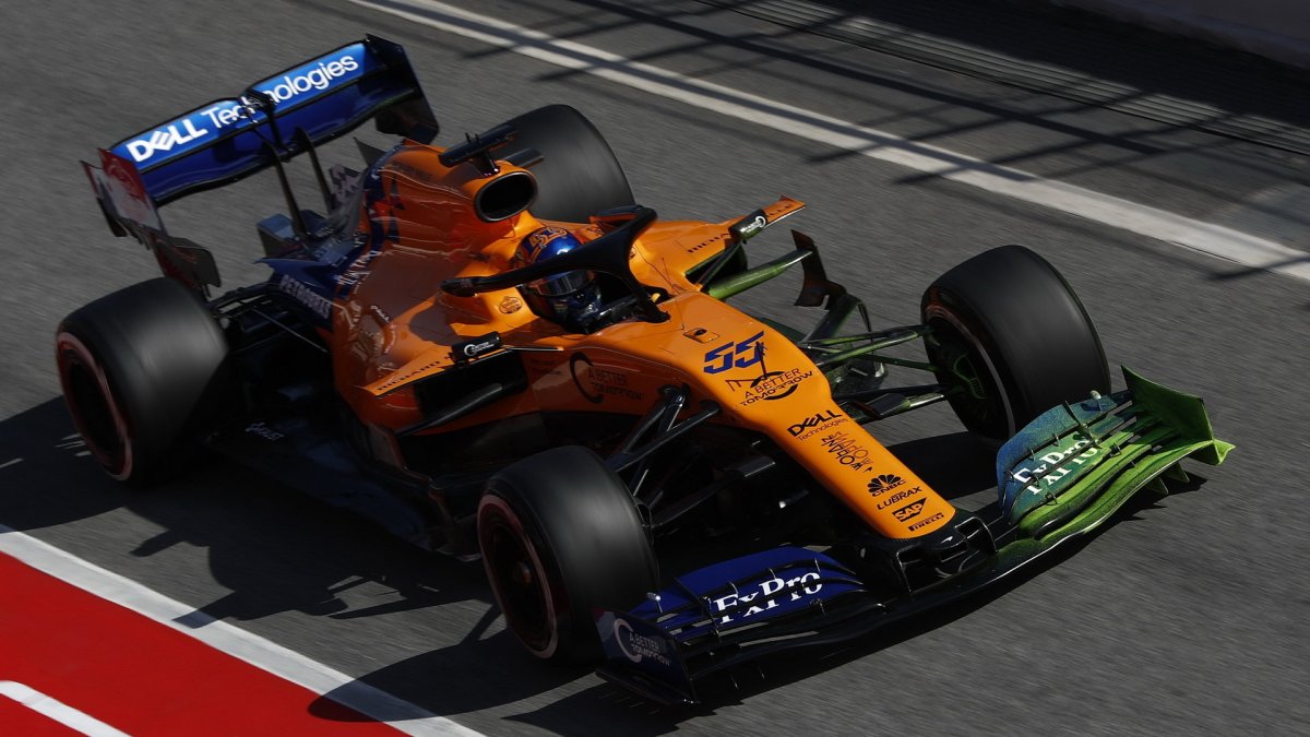 Carlos Sainz s Flow-vis v novém voze RMcLaren MCL34 - Renault při testech v Barceloně