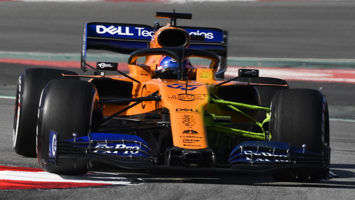 Carlos Sainz s Flow-vis v novém voze RMcLaren MCL34 - Renault při testech v Barceloně