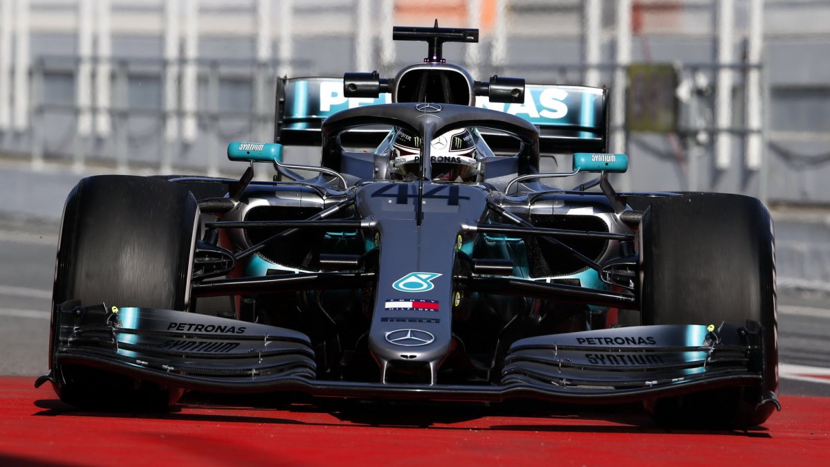 Lewis Hamilton v novém voze Mercedes F1 W10 EQ Power+ při testech v Barceloně