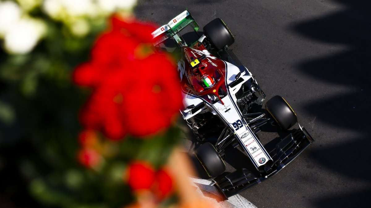 Antonio Giovinazzi v tréninku v Ázerbájdžánu