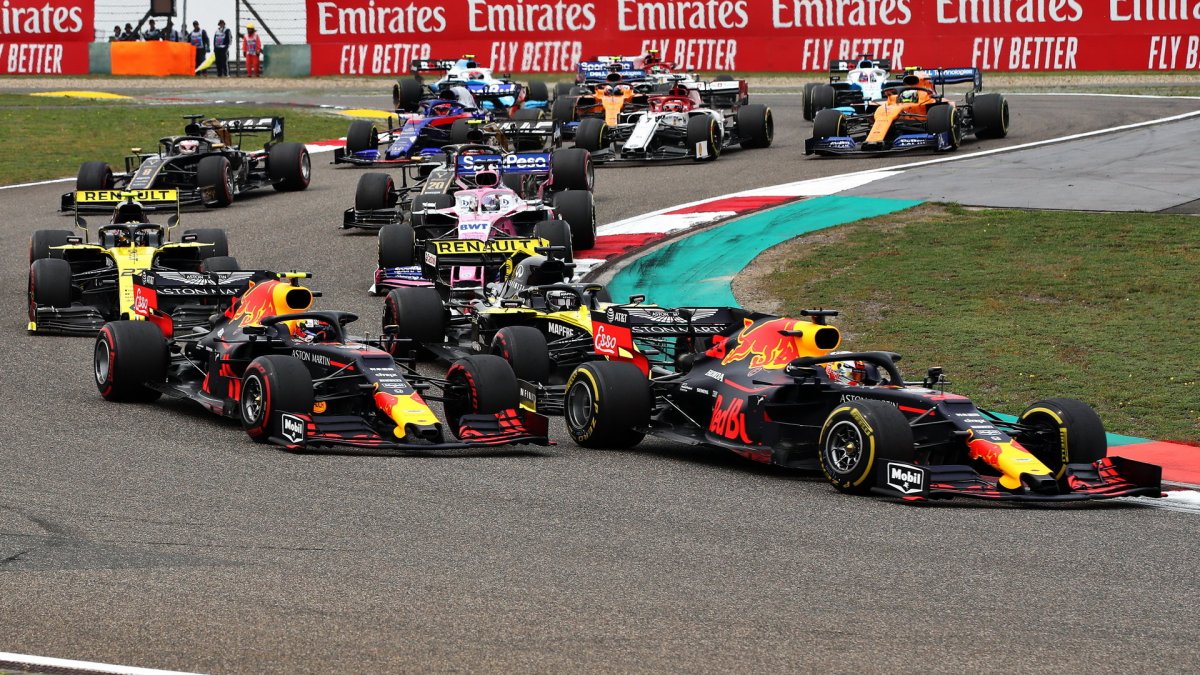 Max Verstappen a Pierre Gasly po startu závodu v Číně