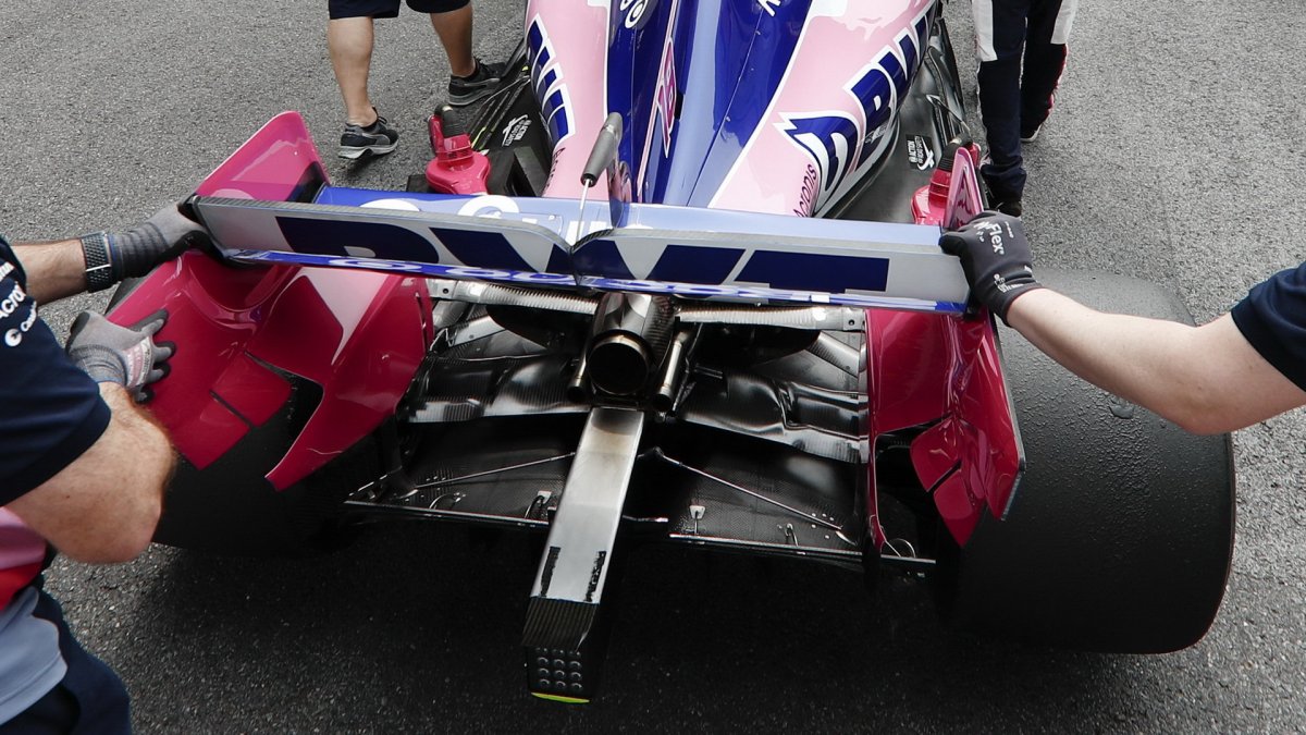 Zadní křídlo a výfuk vozu Racing Point před závodem v Číně