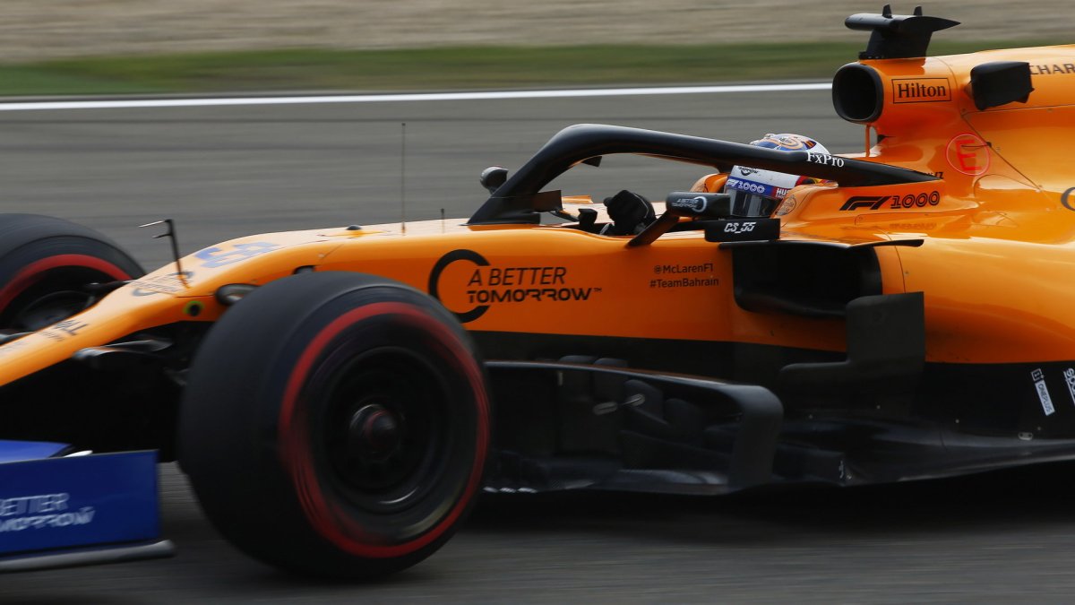 Carlos Sainz v závodě v Číně