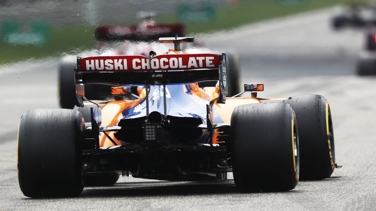 Carlos Sainz v závodě v Číně