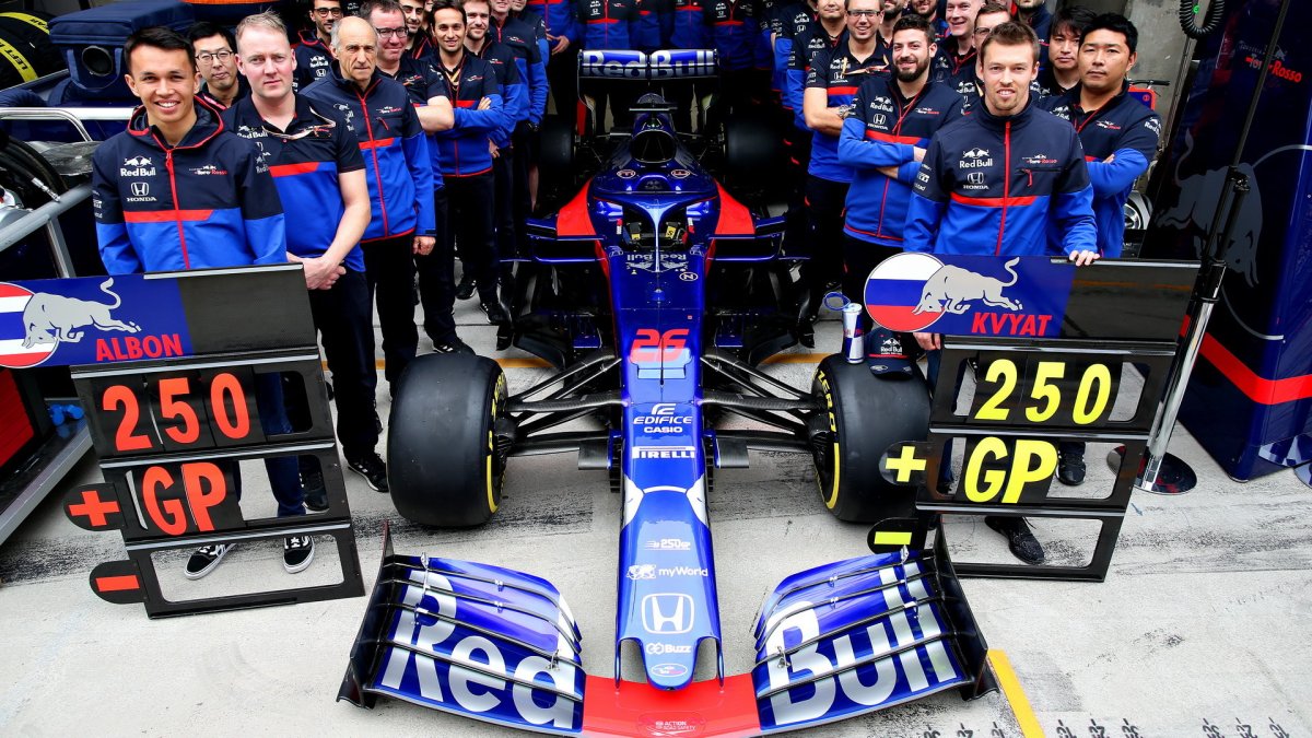 Tým Toro Rosso před závodem v Číně