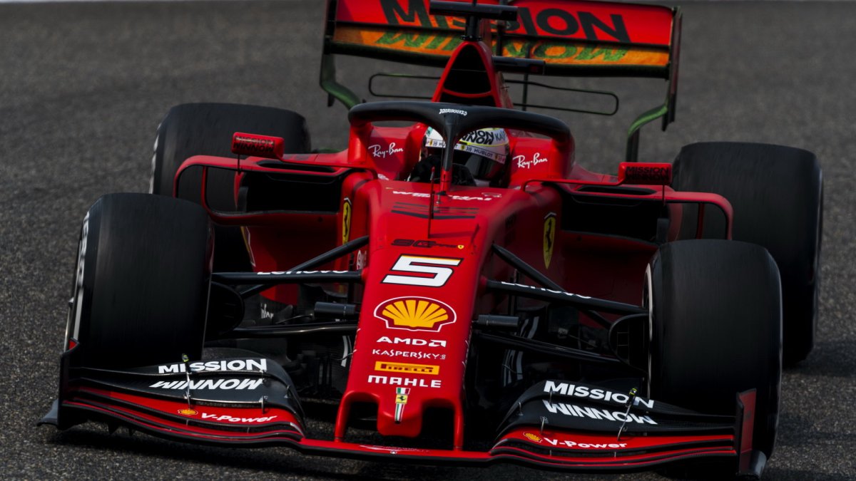 Sebastian Vettel s Flow-visem při tréninku v Číně