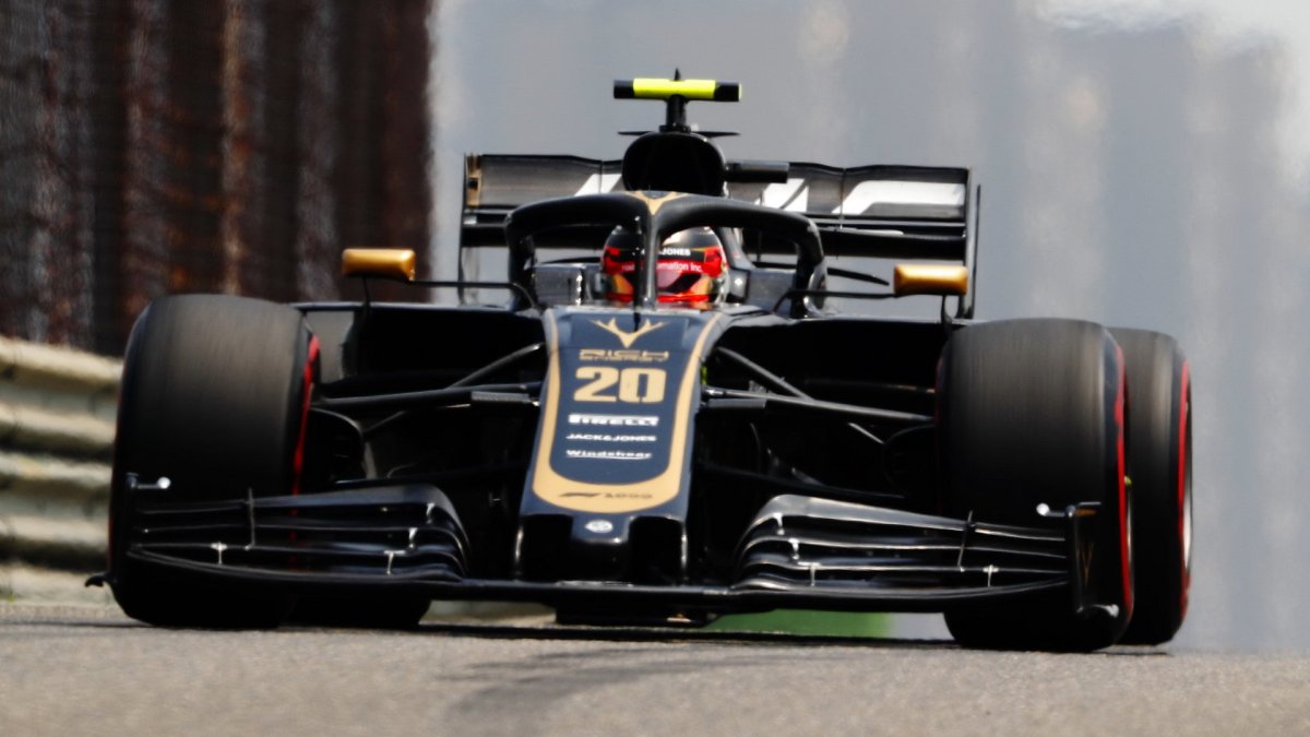 Kevin Magnussen při tréninku v Číně