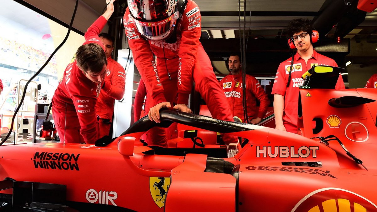 Charles Leclerc při tréninku v Číně