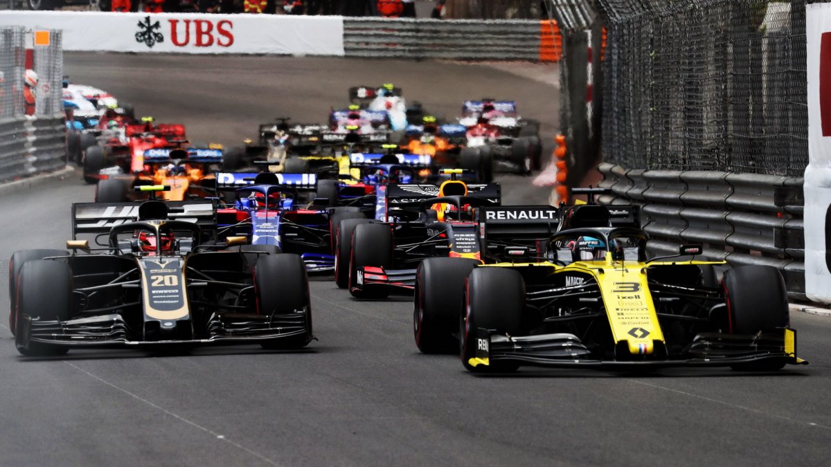 Daniel Ricciardo a Kevin Magnussen po startu závodu v Monaku