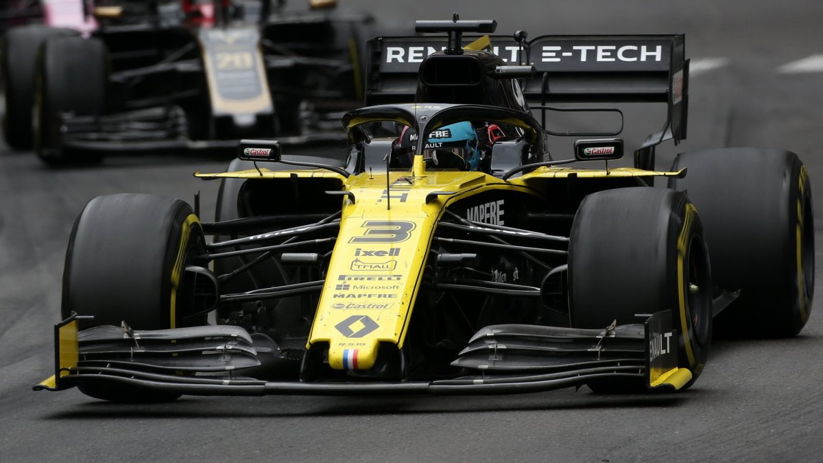 Daniel Ricciardo v závodě v Monaku